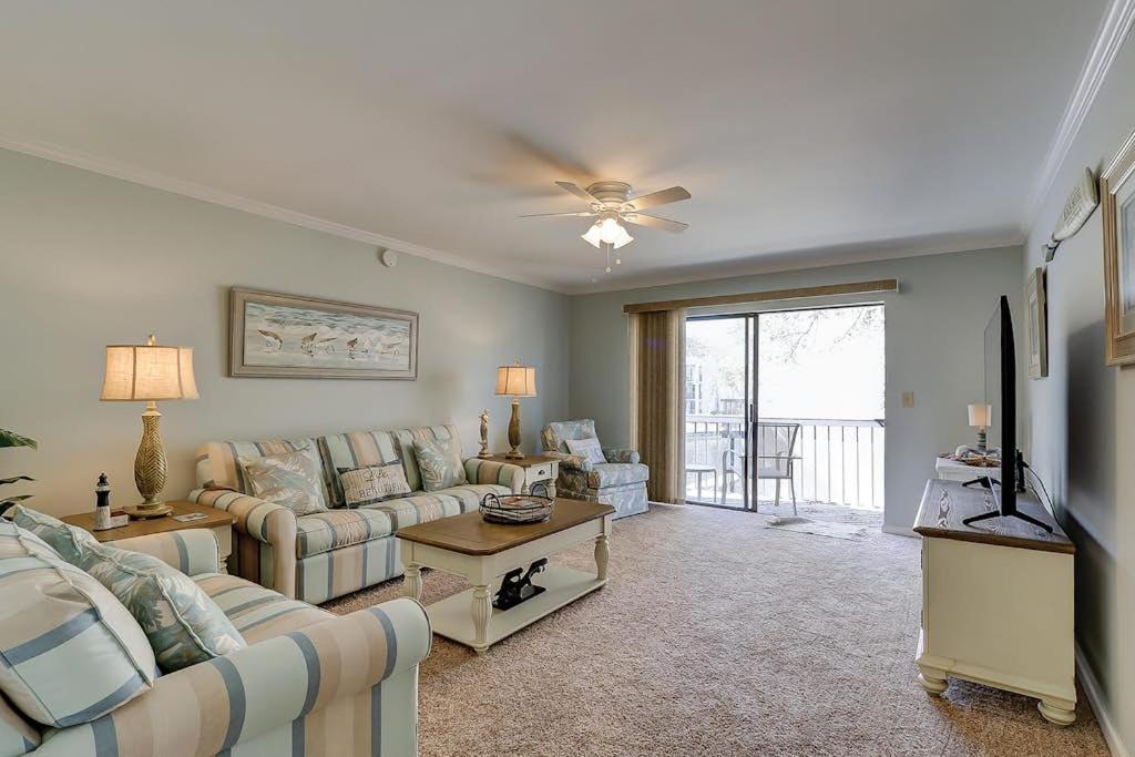 Waterfront condo with seasonal pools hot tub balcony AC & WD, Hilton Head Island, SC