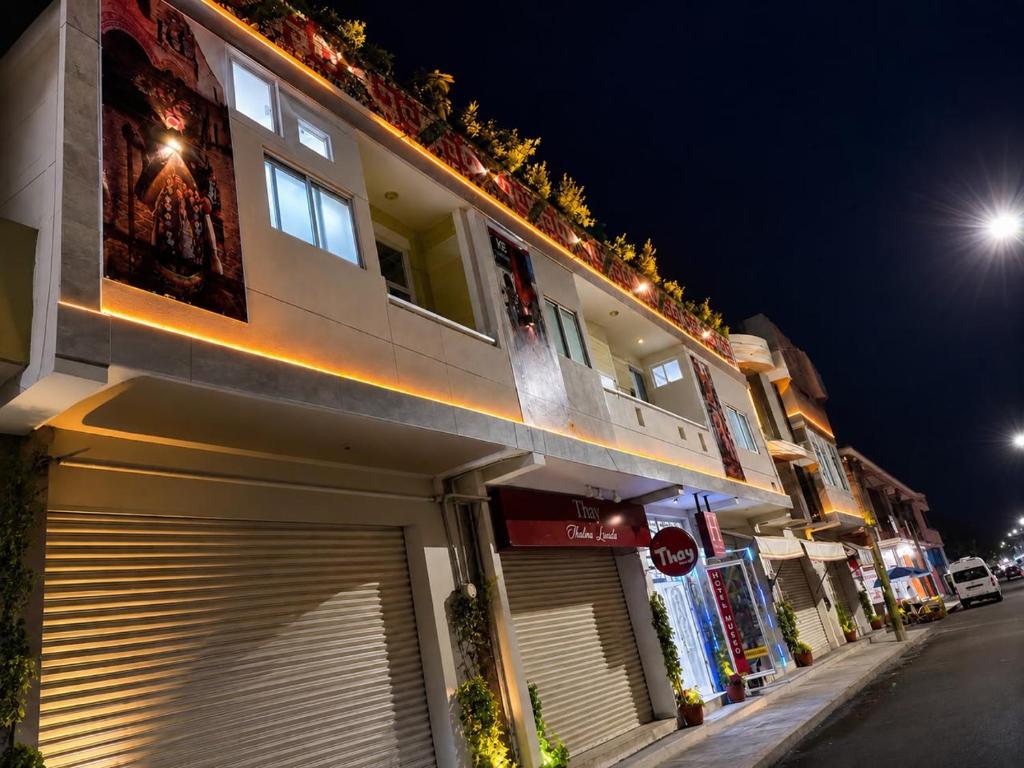 a building with a garage door on a street at night at Hotel Museo Carnaval in Huejotzingo