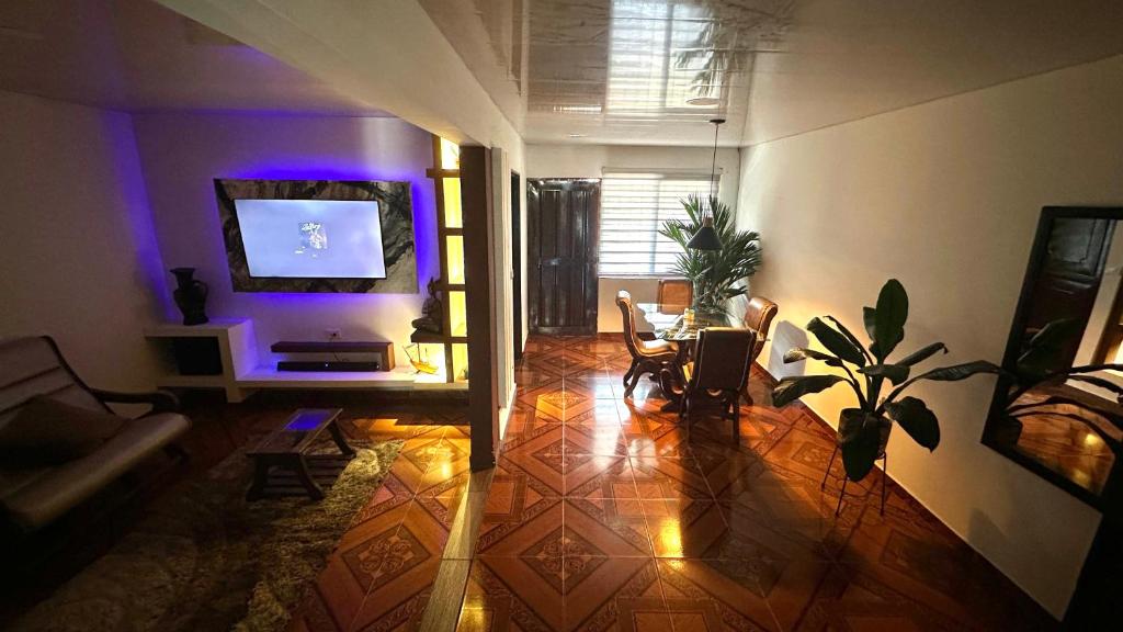 a living room with a couch and a tv at Casa comoda con aire y garaje en La Union Valle in Lemos