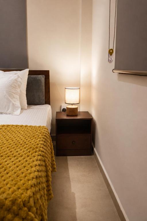 a bedroom with a bed and a lamp on a nightstand at Apartment Waskaduwa in Waskaduwa