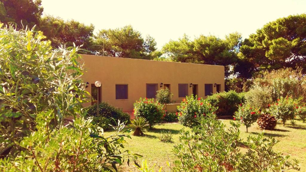 un edificio in mezzo a un giardino di Cala Rossa Dream a Favignana