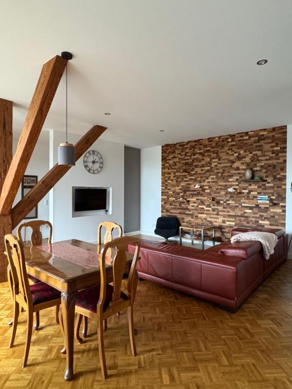 a living room with a couch and a table at Deichoase bei Friesens mit Sauna in Barsfleth