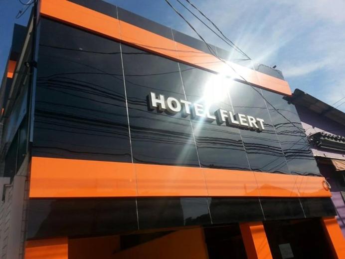 una señal de fibra de hotel en el lateral de un edificio en Hotel Flert Santana, en São Paulo