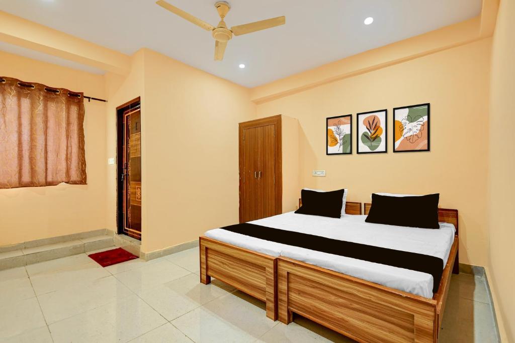 a bedroom with a large bed in a room at Spot ON Hotel Gyanvi Palace in Bhopal
