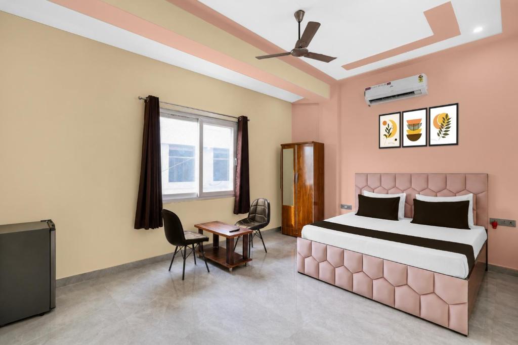 a bedroom with a large bed and a tv at Hotel O Global Residency in Gurgaon