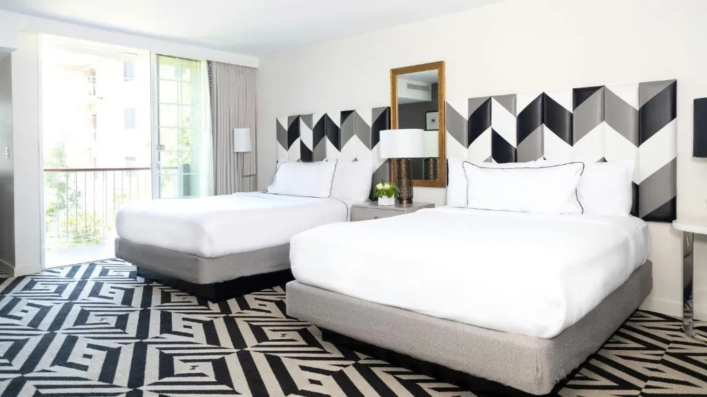 Premier 2 Queens Suite with Balcony