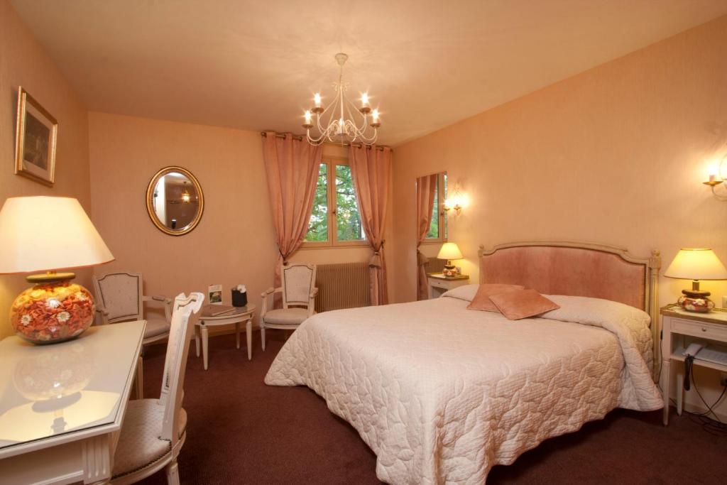 熱夫雷尚貝爾坦的住宿－藝術及風土條件之家酒店，卧室配有一张床和一张桌子及椅子