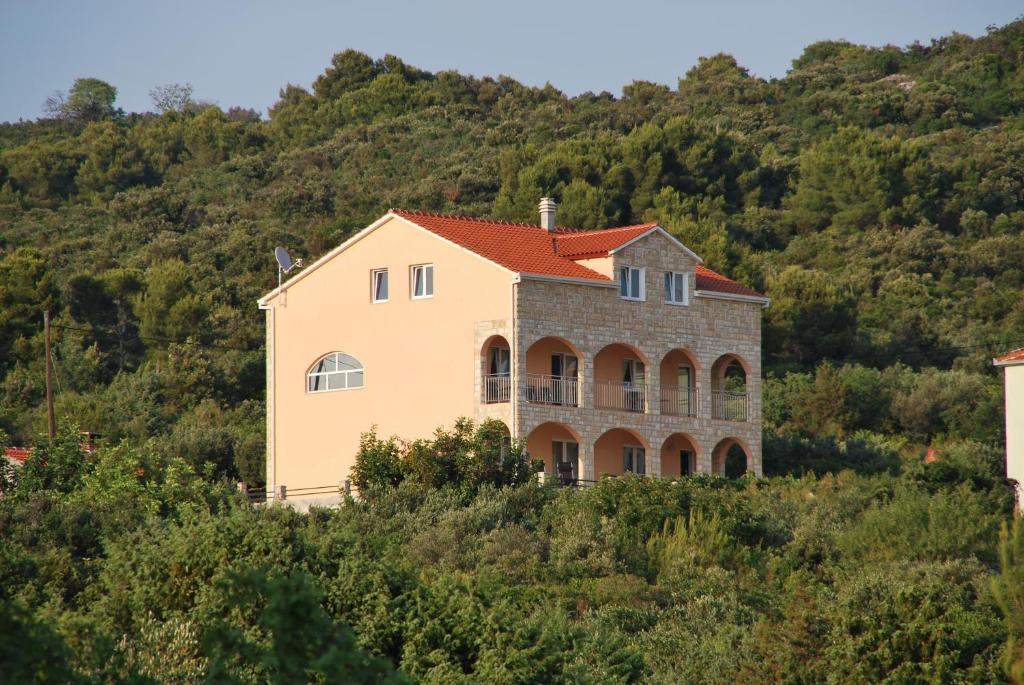 dom na szczycie wzgórza w obiekcie Villa Lunaris w mieście Maslinica