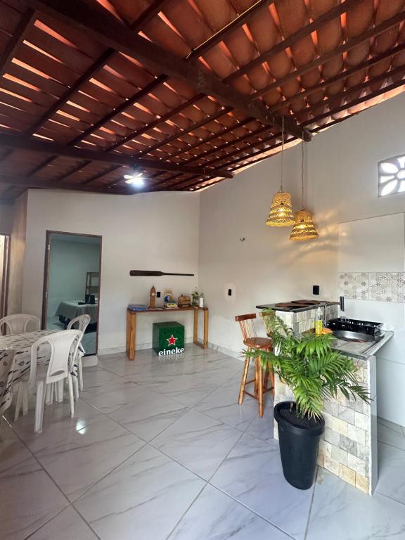 a large living room with a table and chairs at Maruva Chalé in Aquiraz