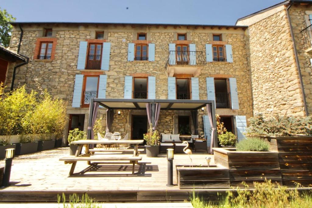 a building with a picnic table in front of it at Lodge Les Cariolettes in Font-Romeu-Odeillo-Via