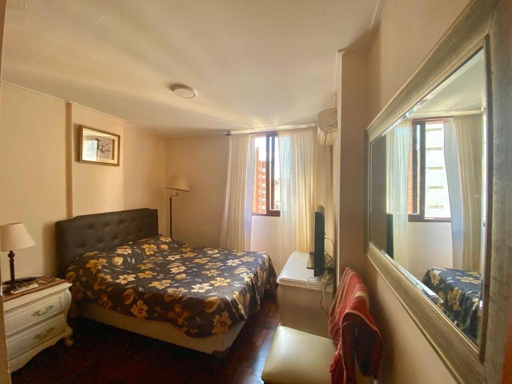 a small bedroom with a bed and a window at Departamento zona sur 1 dormitorio in Santa Fe