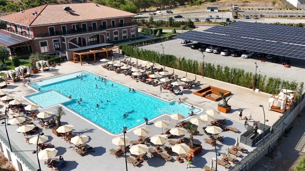 an overhead view of a pool at a hotel at Porta e Alpeve in Gradec