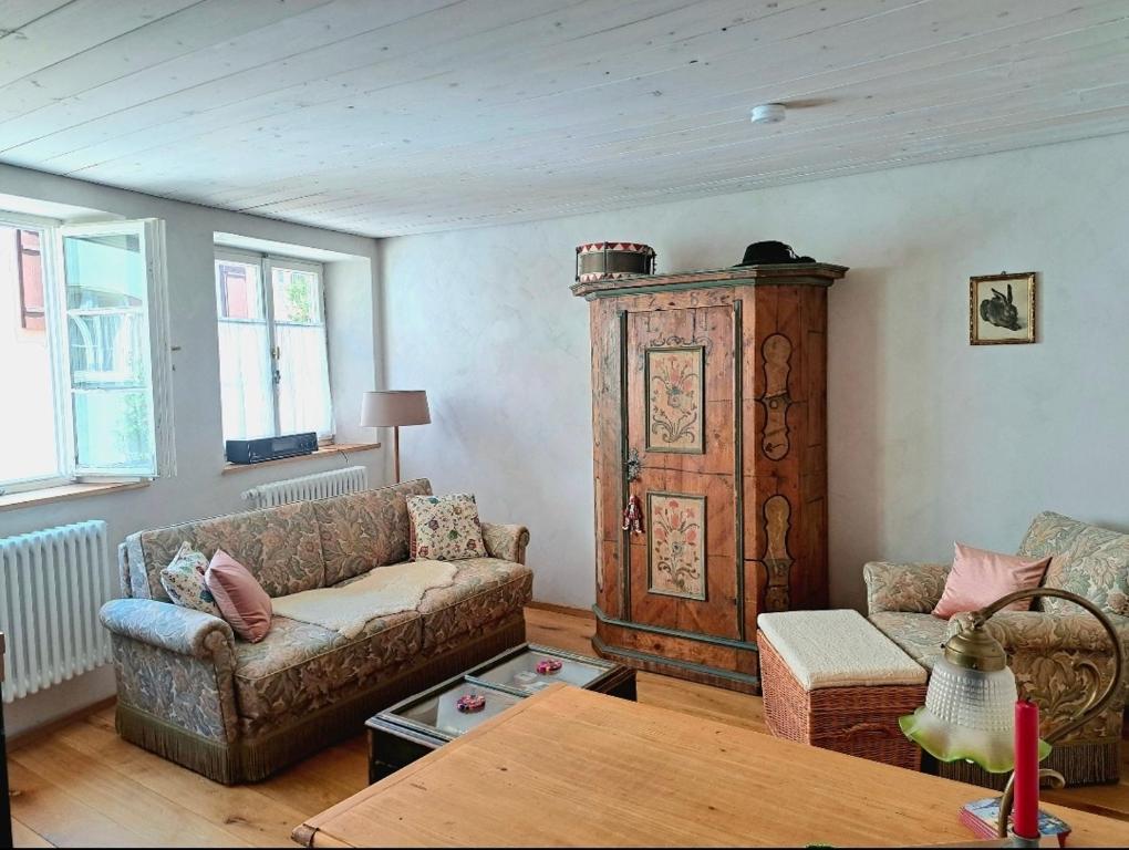 a living room with a couch and a table at Romantisches Dinkelsbühler Altstadthäuschen inklusive Badewanne in Dinkelsbühl
