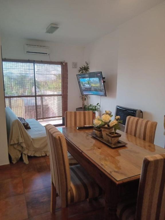 a dining room with a wooden table and chairs at Alojamiento Las Camelias in Concordia