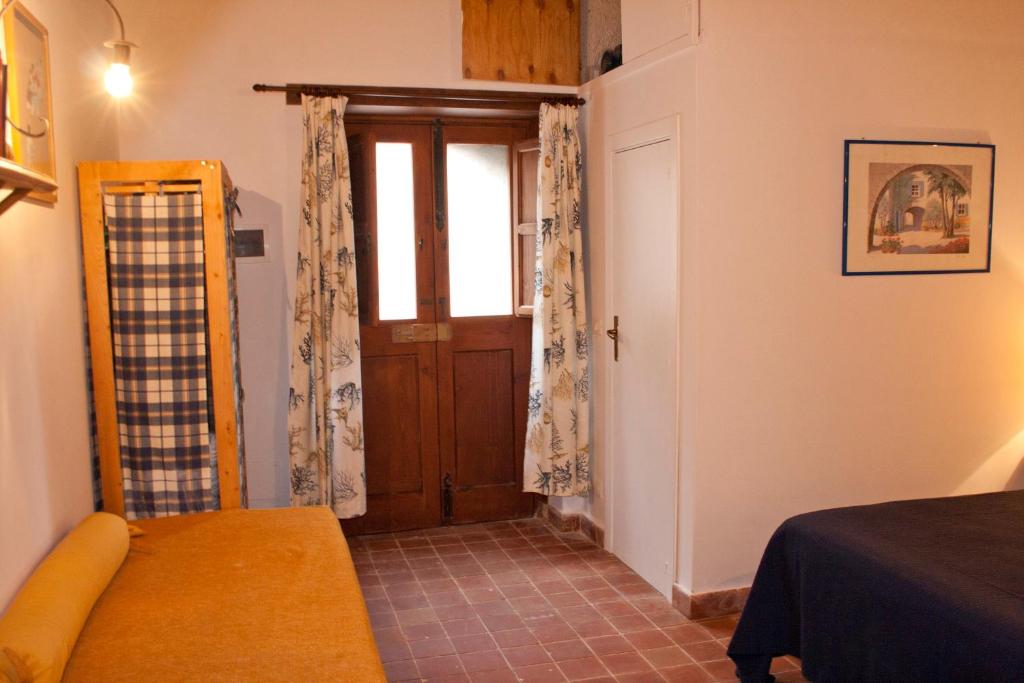 マルツァメミにあるAgosud Casa vacanzeのベッド1台付きの部屋、窓付きのドア