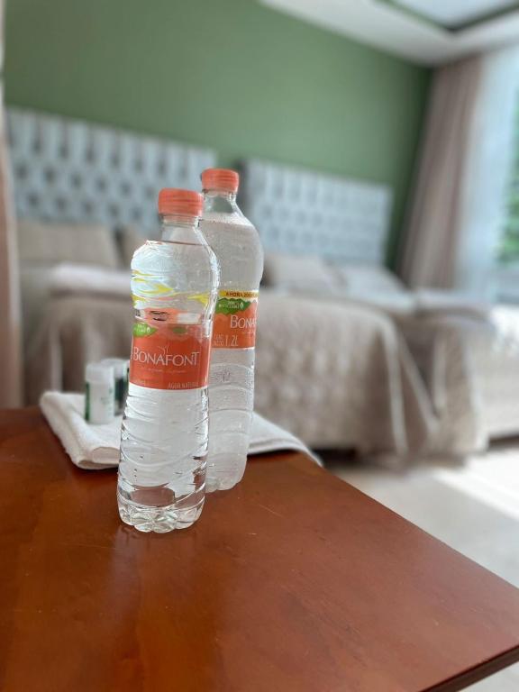 two bottles of water sitting on top of a table at Ain Karem in Tuxtla Gutiérrez
