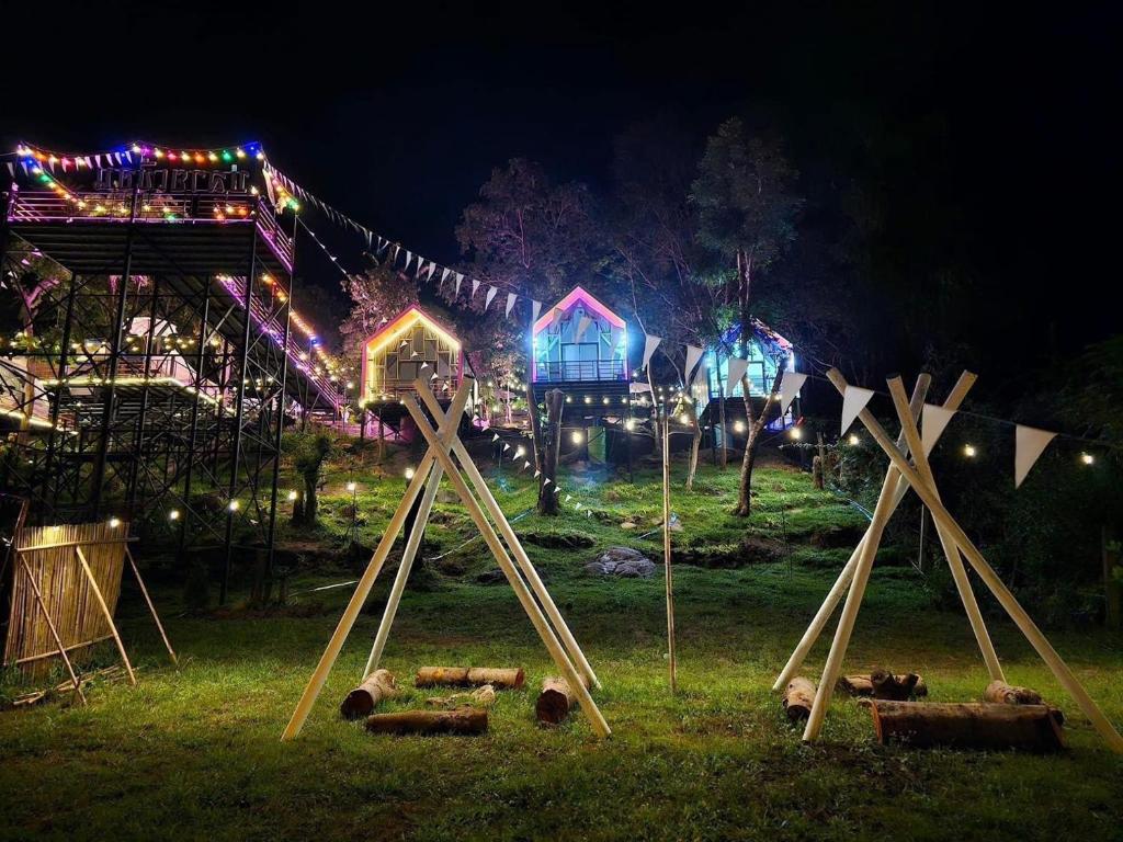 a park at night with a bunch of lights at ปลายเขื่อนแคมป์ปิ้ง บ้านแฟมรี่ in Sirindhorn