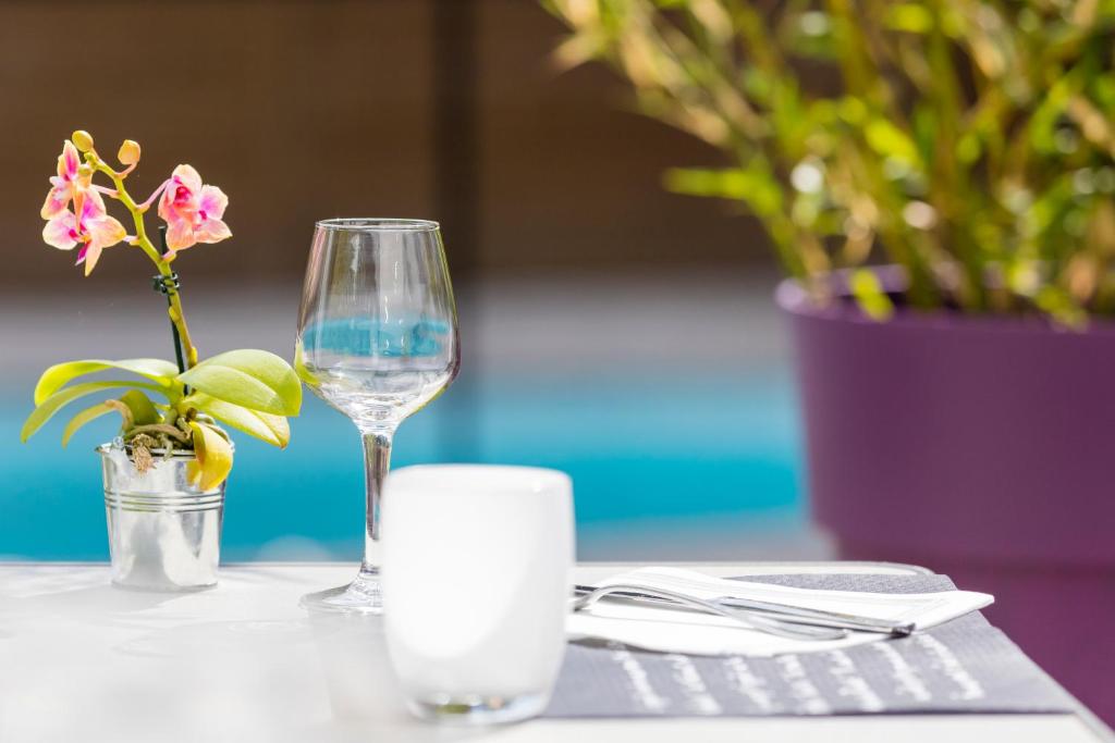 Nápoje v ubytování LOGIS Hôtel Restaurant Le Clos Fleuri