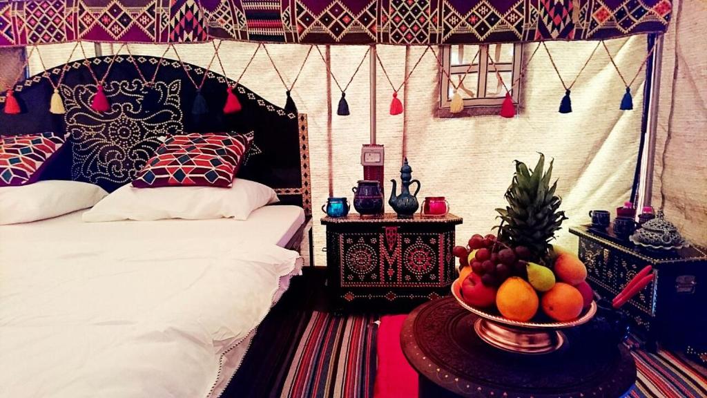 Un pat sau paturi într-o cameră la Al Reem Desert Camp