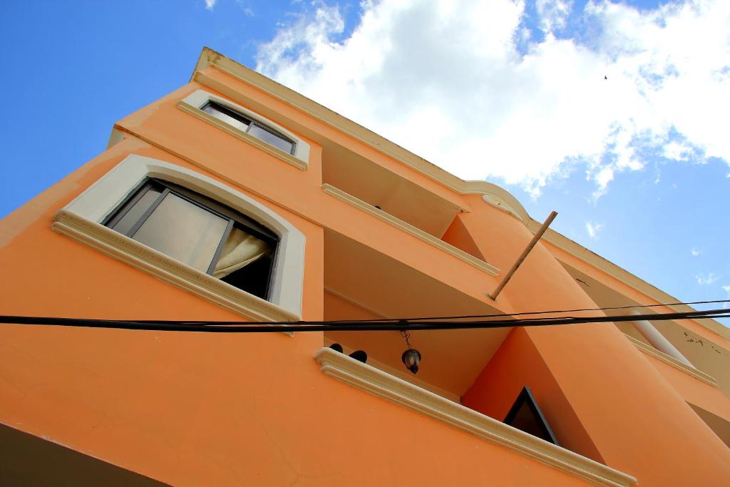 Budova, kde se aparthotel nachází