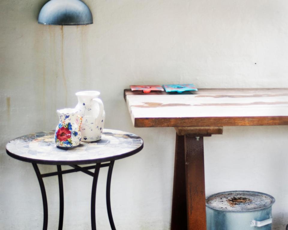 einen Tisch mit zwei Tischen mit Vasen darauf in der Unterkunft Grundfør bed and breakfast in Grundfør