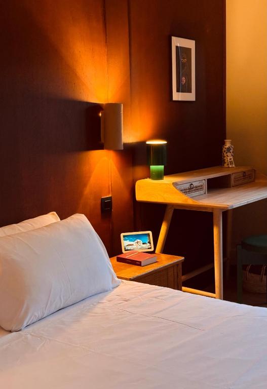 a bedroom with a bed and a desk with a laptop at Maison RoHa - B&B & Wellness in Dinant