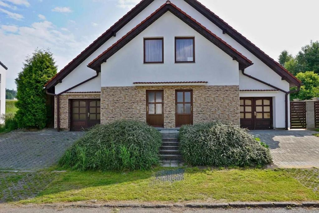 a house with a garage at Chalupa u Zíků in Černá v Pošumaví