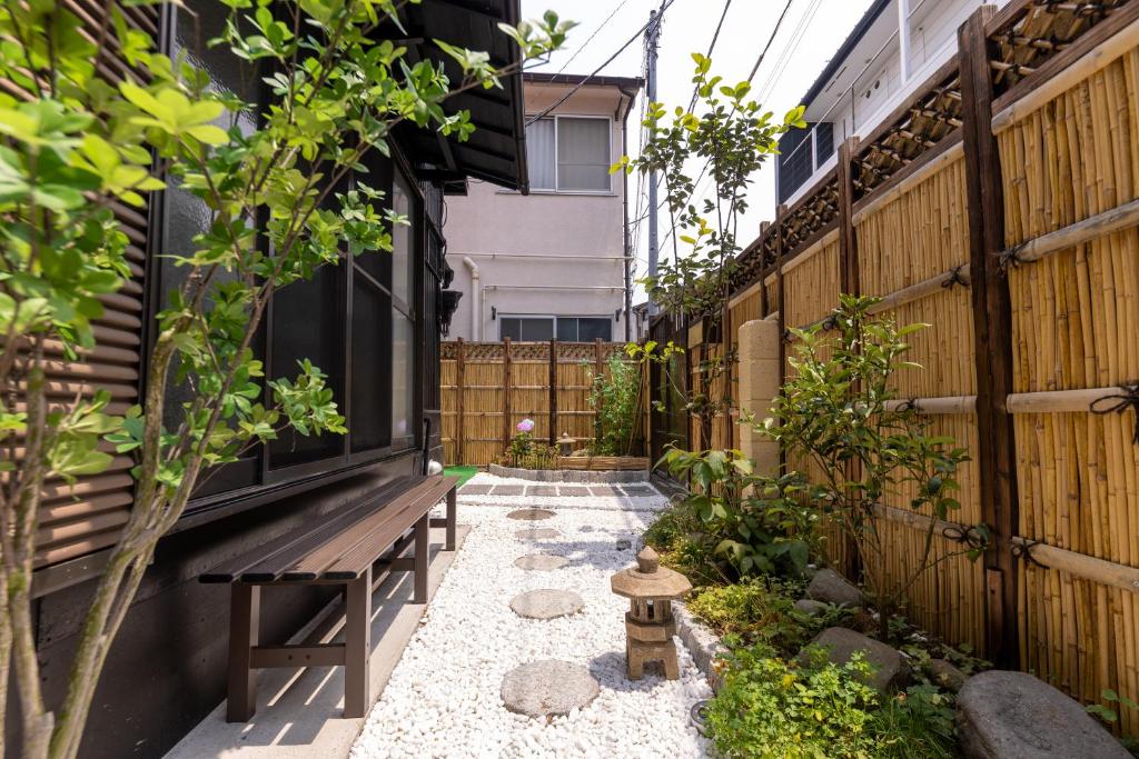 Japanese House with Garden,2-min Walk to Kojiya Sta , 2BR , Direct to Haneda