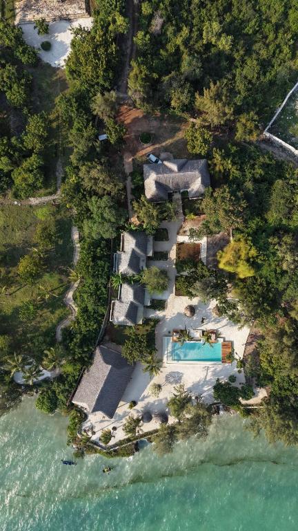 Luftaufnahme eines Hauses mit Swimmingpool in der Unterkunft Salida Beach Zanzibar in Kizimkazi