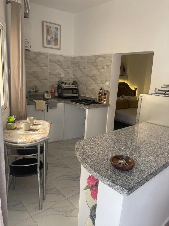 a kitchen with a table and a counter top at بيت الضيافه و الترحيب in Azrou