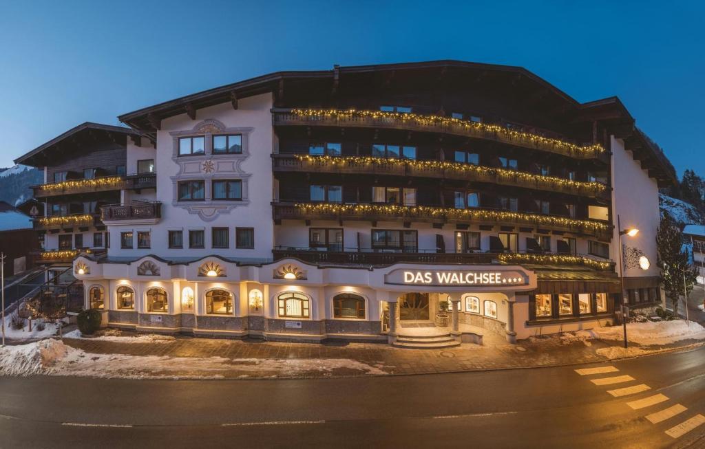 ヴァルヒゼーにあるDas Walchsee Resortの正面に看板のある大きな建物