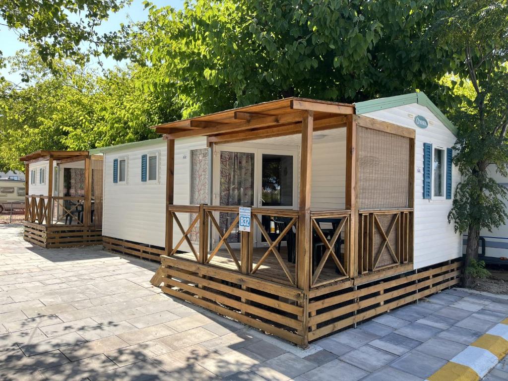 two mobile homes are sitting on a patio at Camping La Aventura Playa in Daimuz