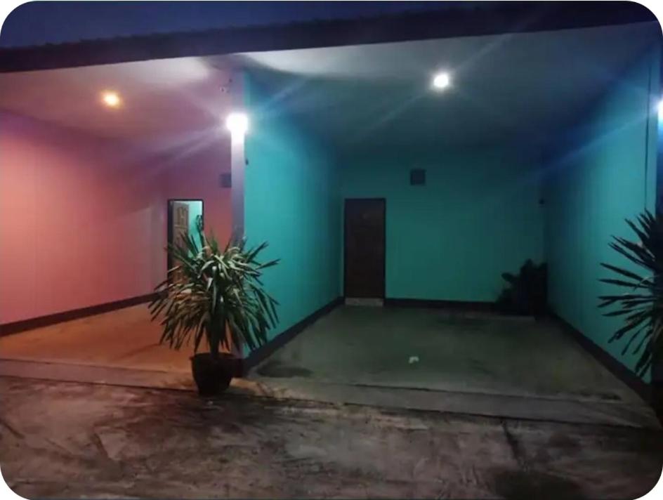 a room with a blue and green wall at Saran Resort room 2 in Ban Khok Wat