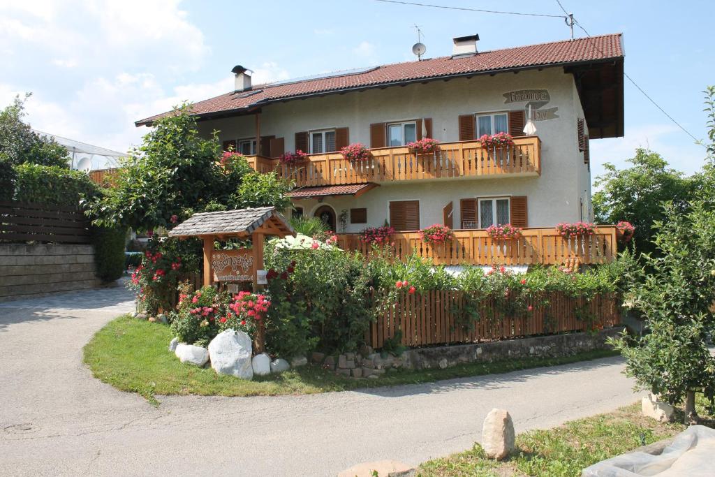 ein Haus mit einem Balkon, der mit Blumen bedeckt ist in der Unterkunft Riedingerhof in Tisens