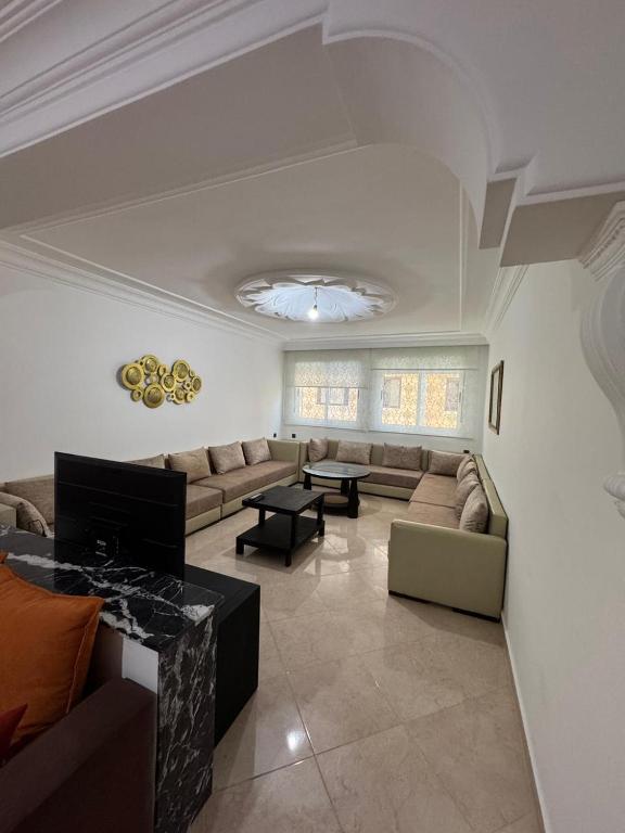 a living room with a couch and a table at Saramica Apartamento in Riffiene