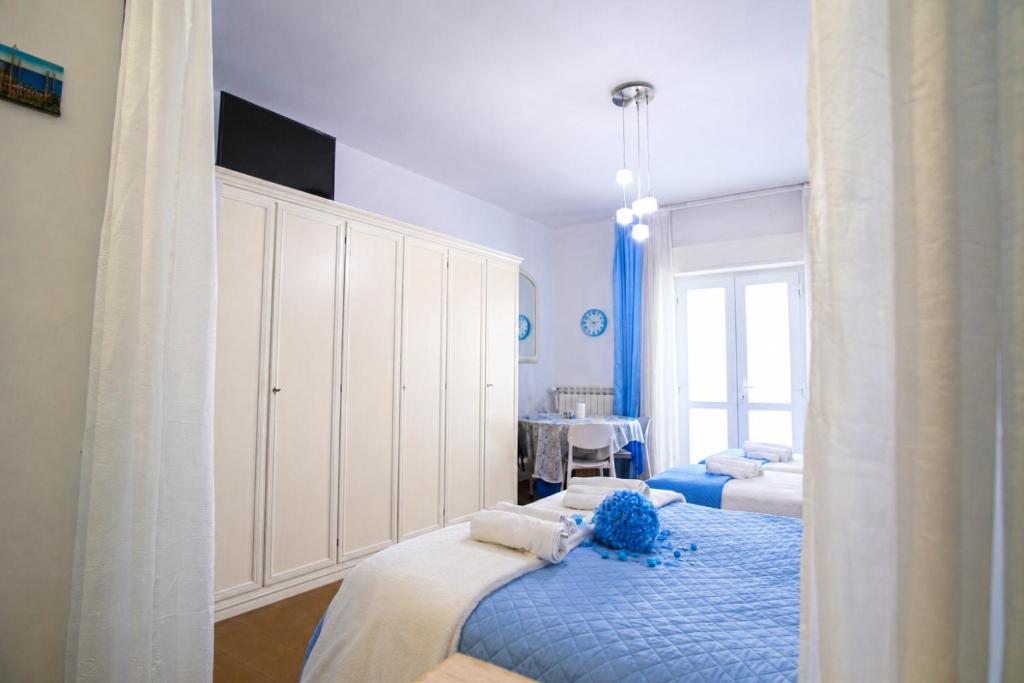 a bedroom with a bed with a blue teddy bear on it at Casa di Sofia vicino Ospedale e Grotte in Castellana Grotte