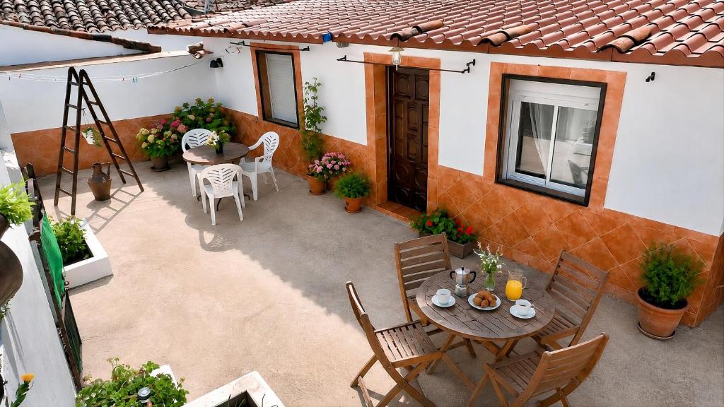 an overhead view of a patio with a table and chairs at Casa de la Abuela - Encanto rural para grupos in Campofrío