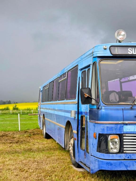 a blue bus is parked in a field at Retro Saunabuss Valgamaal in Sooblase