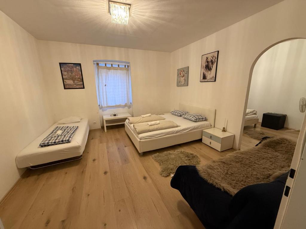 HOSTEL LOVELY ROOMS, city center, shared Bathroom, windows to corridor - 