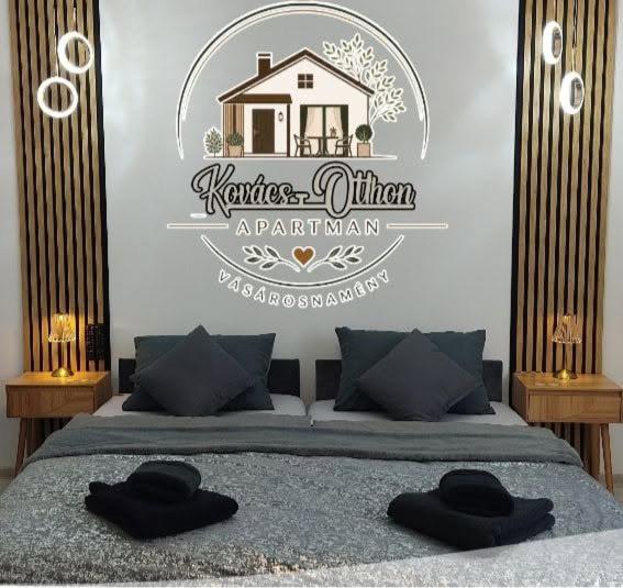 a bedroom with a bed with two black hats on it at Kovács-Otthon in Vásárosnamény