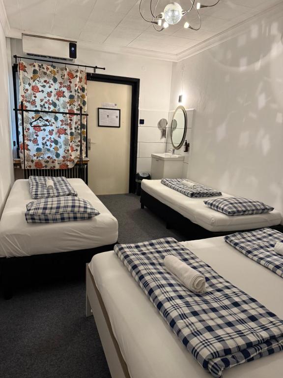 HOSTEL LOVELY ROOMS, city center, shared Bathroom, windows to corridor - 