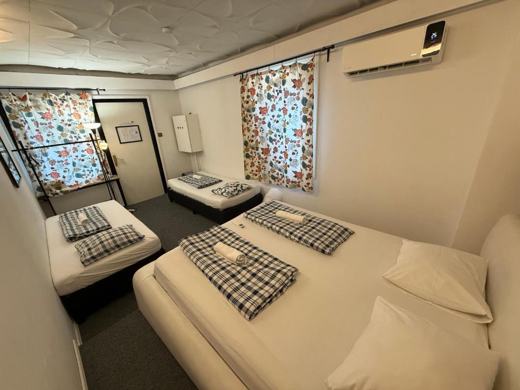 HOSTEL LOVELY ROOMS, city center, shared Bathroom, windows to corridor - 