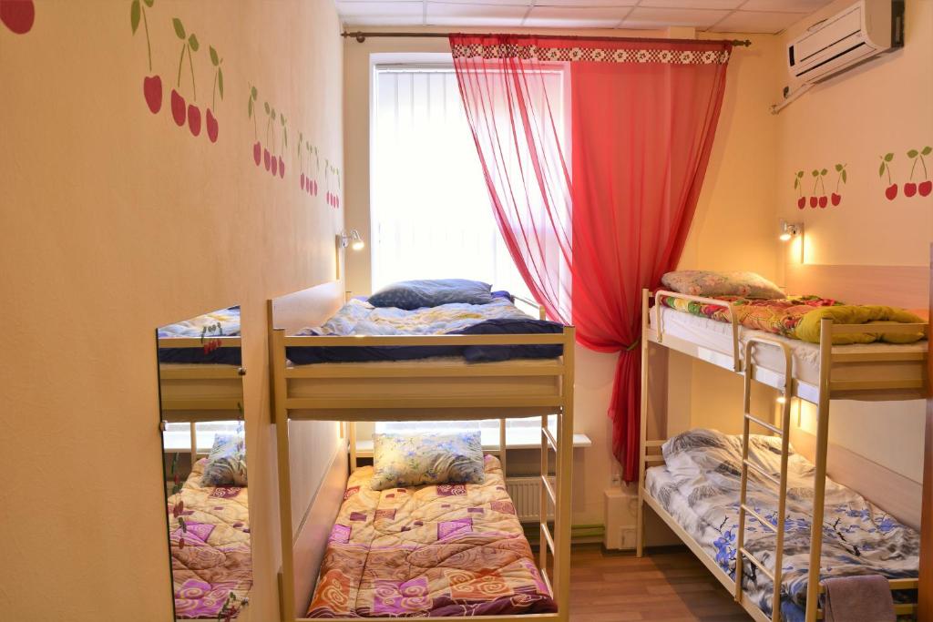 Postel nebo postele na pokoji v ubytování Vishnya Hostel