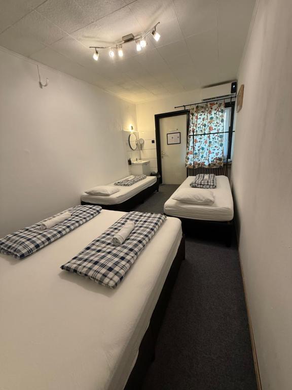 HOSTEL LOVELY ROOMS, city center, shared Bathroom, windows to corridor - 