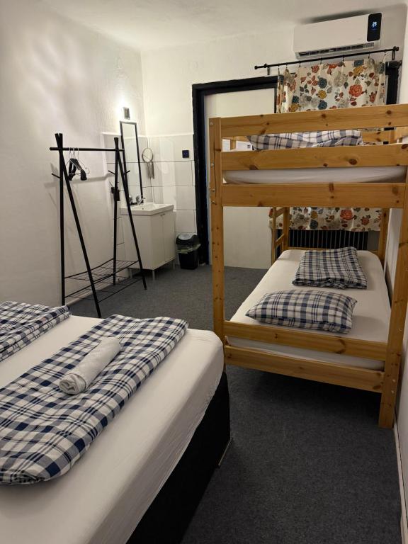 HOSTEL LOVELY ROOMS, city center, shared Bathroom, windows to corridor - 