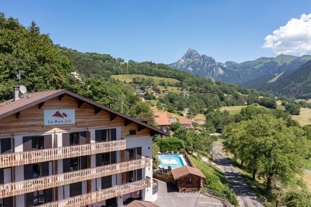 a hotel with a view of the mountains at Hôtel Restaurant Le Bois Joli et SPA in Bernex