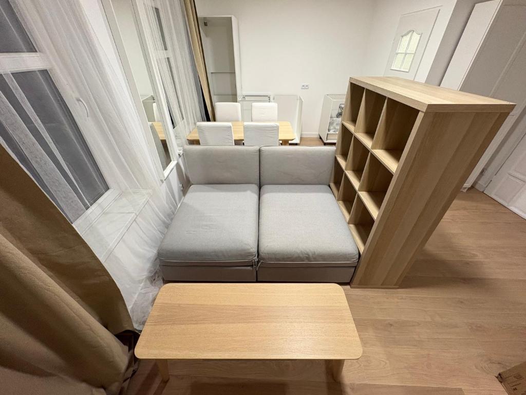 ein Wohnzimmer mit Sofa und Tisch in der Unterkunft Whisper Studio in Lębork