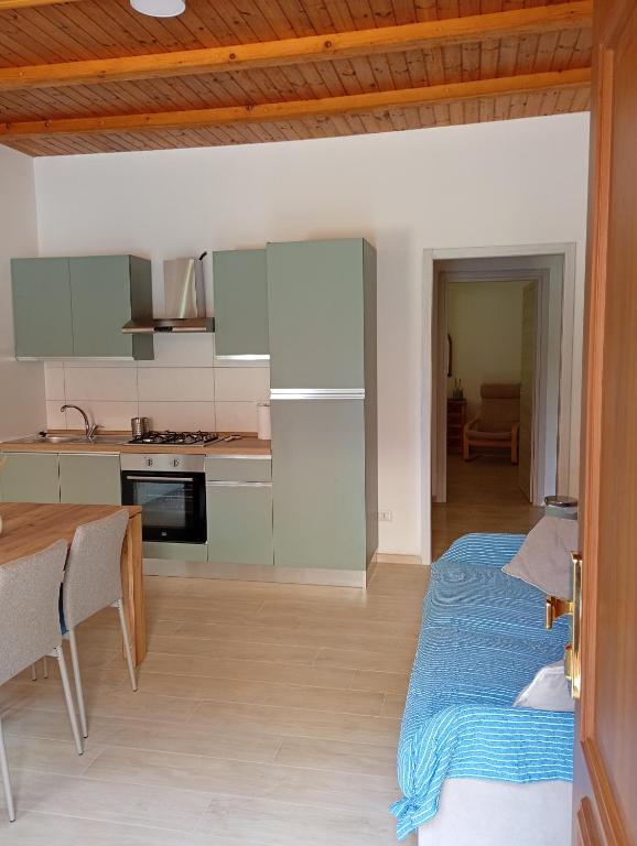 a kitchen and dining room with a bed and a table at Casa Marina mare e relax in Marina Palmense