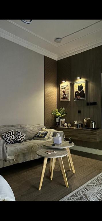 a living room with a couch and a coffee table at Ksa3 in Hail
