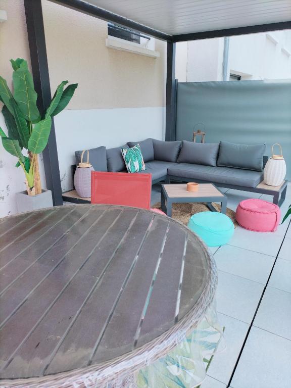 a living room with a table and a couch at Studio très calme 5mn VICHY in Bellerive-sur-Allier
